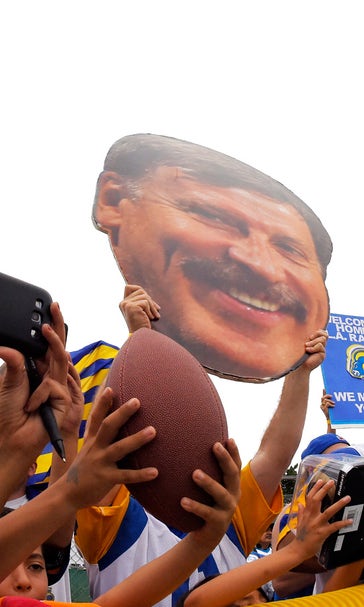 Thousands of fans welcome Rams to SoCal workouts